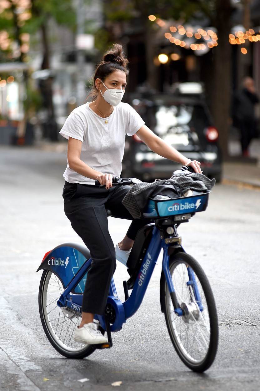 ODBIJA JESTI NJEGOVU HRANU Katie Holmes drastično gubi kilograme