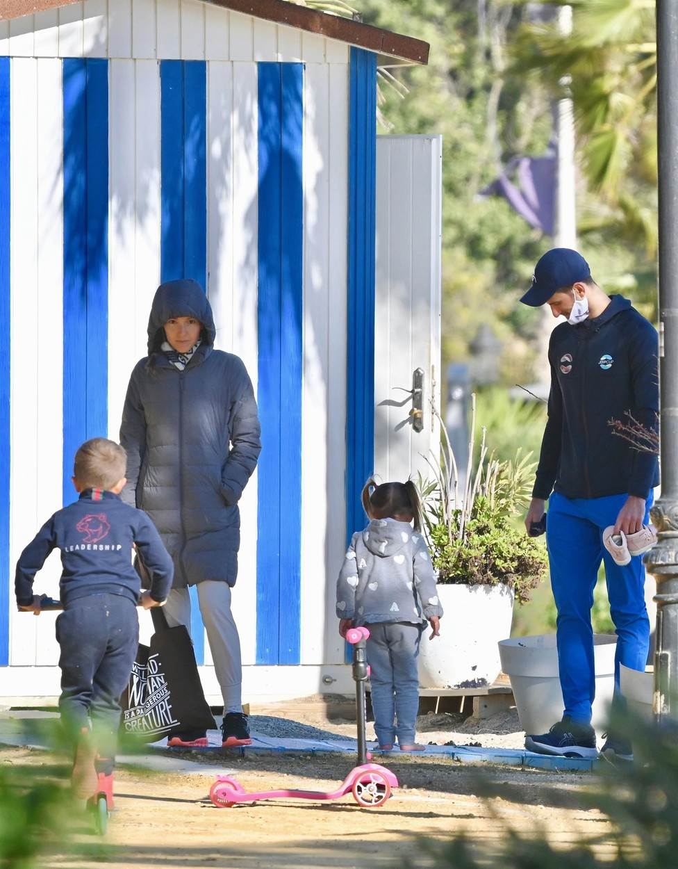 STRASTI NA PLAŽI Zaljubljeni Đokovići uhvaćeni u razmjenjivanju nježnosti