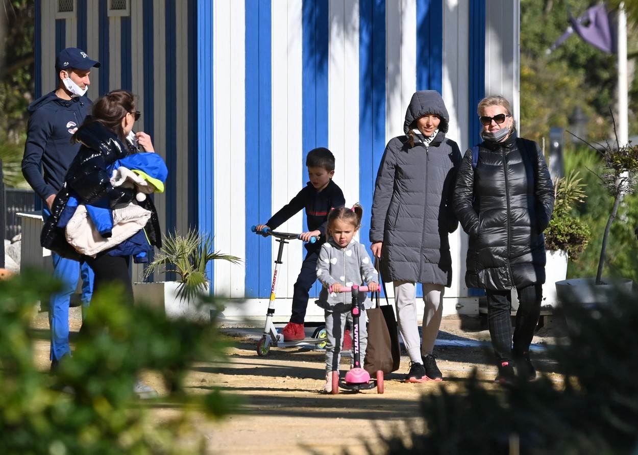 STRASTI NA PLAŽI Zaljubljeni Đokovići uhvaćeni u razmjenjivanju nježnosti