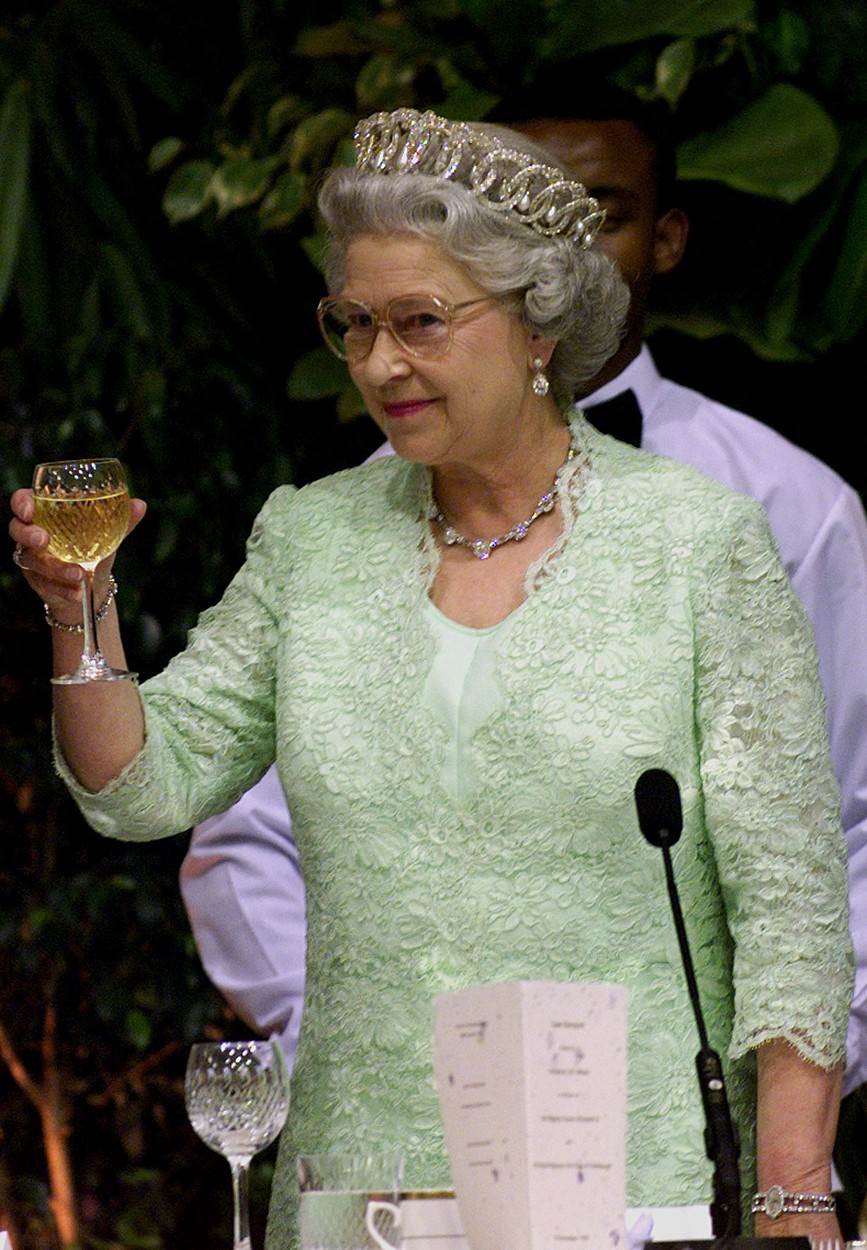 IMA SAMO DVA SASTOJKA Ovaj koktel je tajna dugovječnosti Elizabete II.