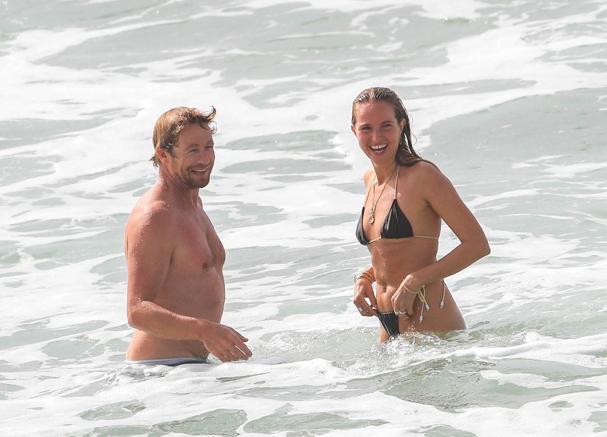 Simon Baker i Laura May Gibbs