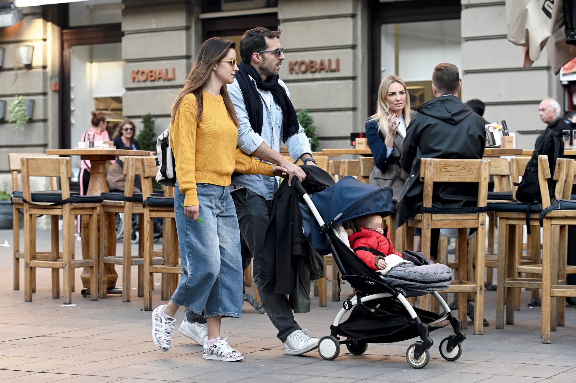 Filip Juričić i Nika Dogan u šetnji sa sinom Lavom.