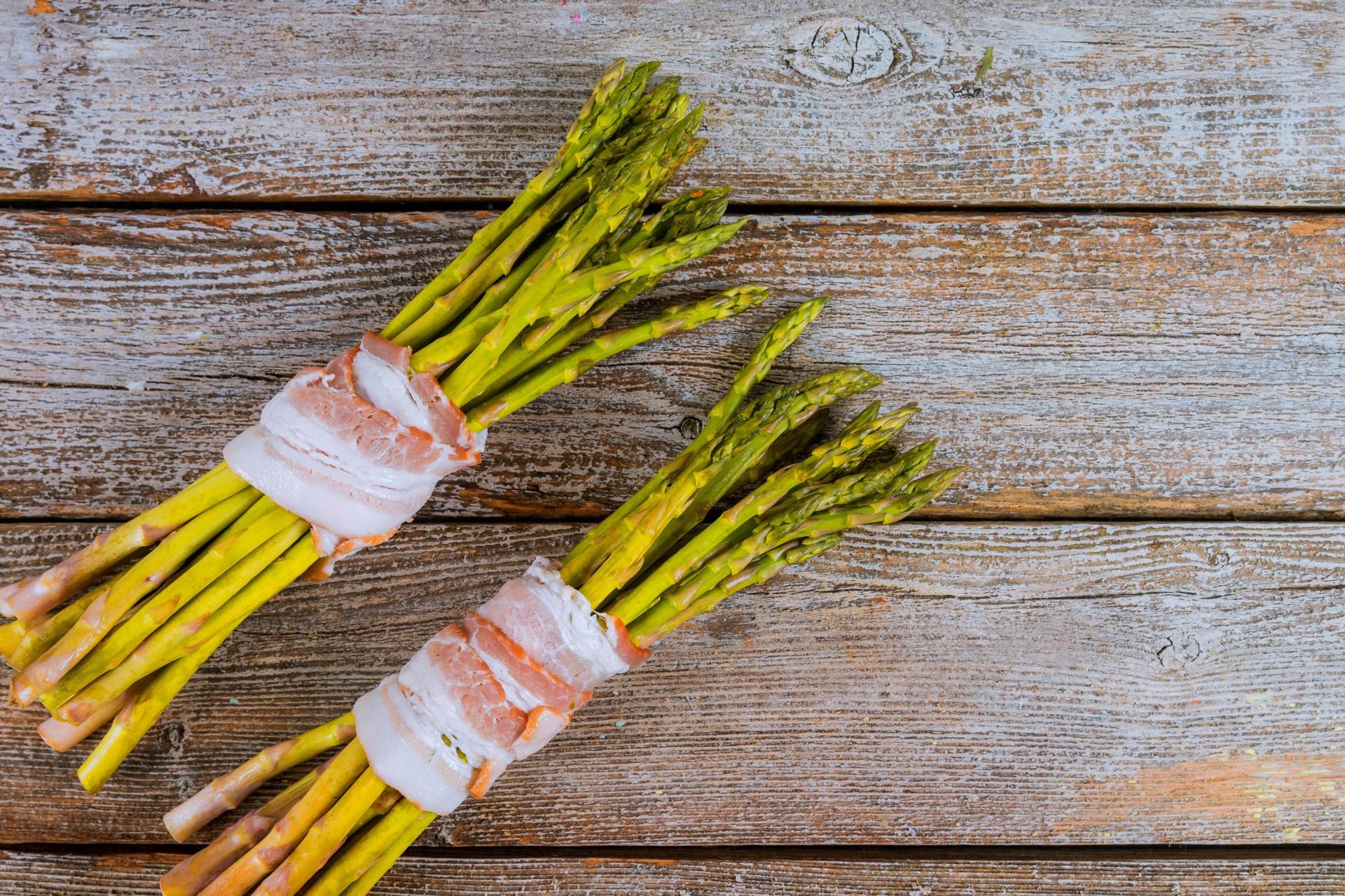 Proljetni snack - šparoge umotane u pancetu