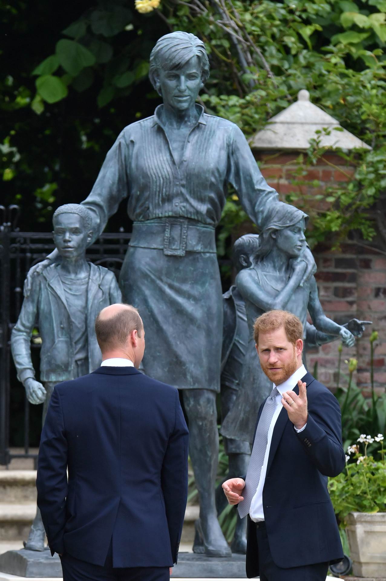 UJEDINJENA BRAĆA William i Harry otkrili kip princeze Diane