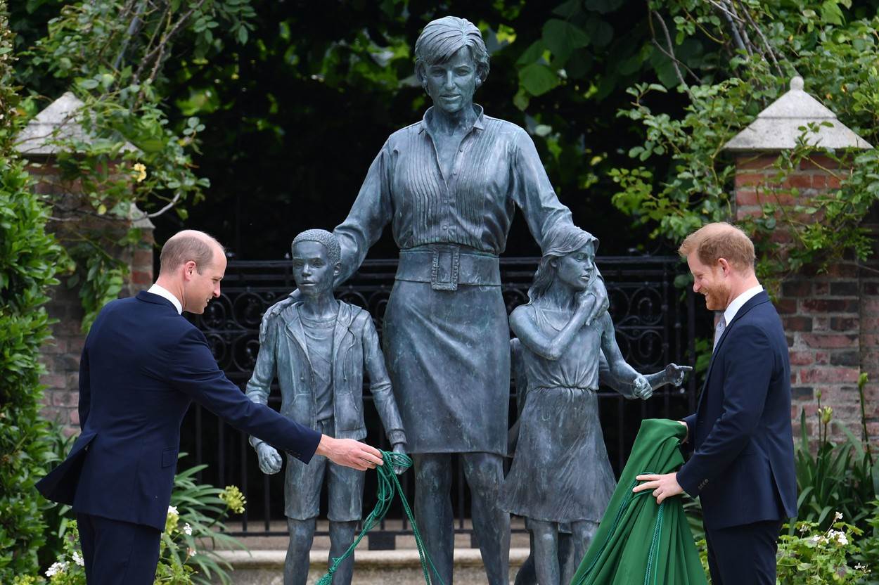 NIŠTA BEZ NJE Meghan je ipak imala svoje prste u otkrivanju Dianinog kipa