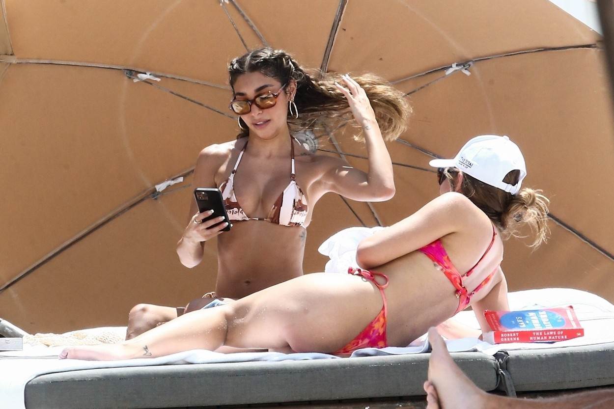 Chantel Jeffries na plaži u društvu prijateljice