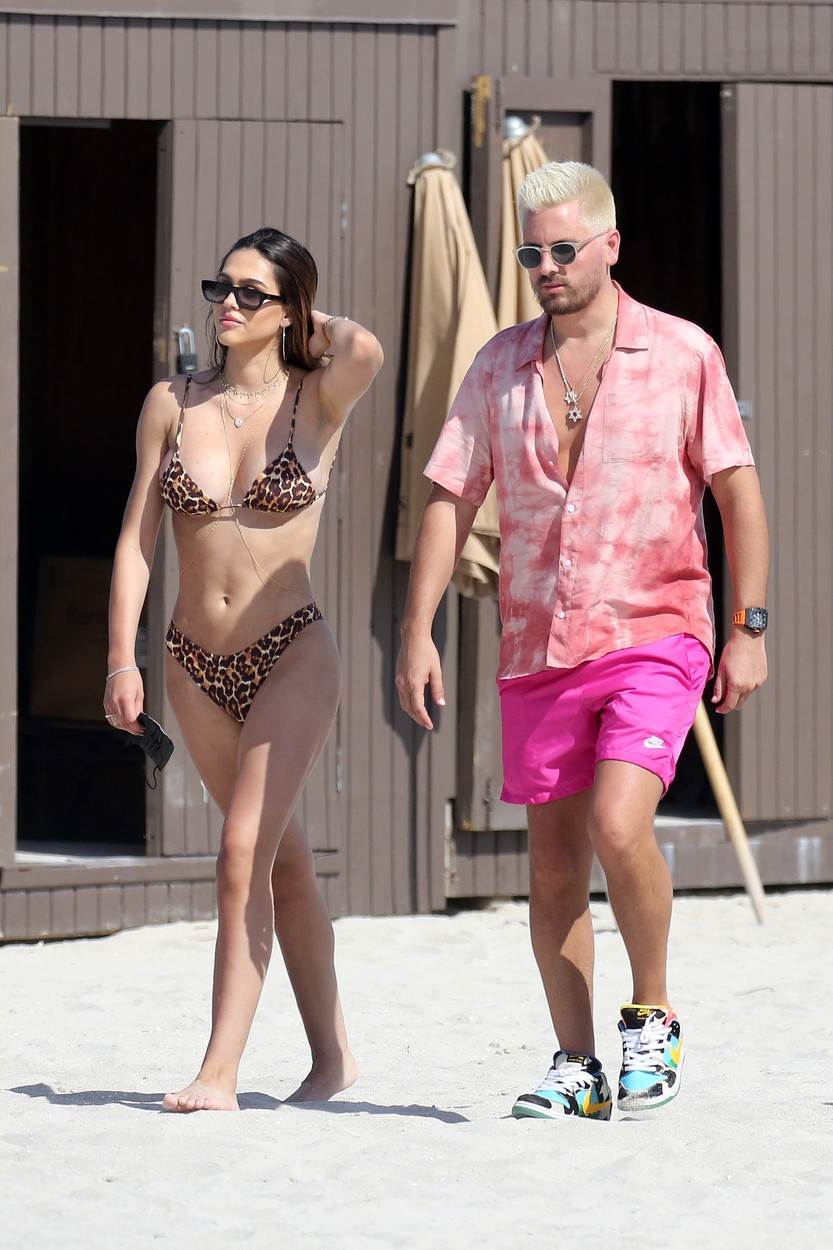 Scott Disick i Amelia Hamlin na plaži