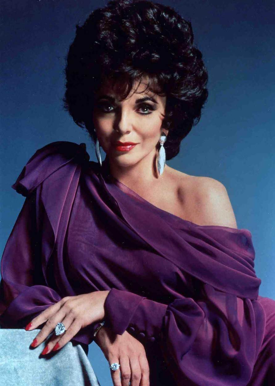 Joan Collins pozira na fotografiji