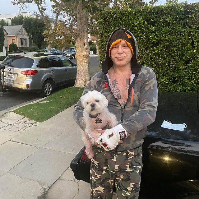 Mickey Rourke unakazio je svoje lice plastičnim operacijama.