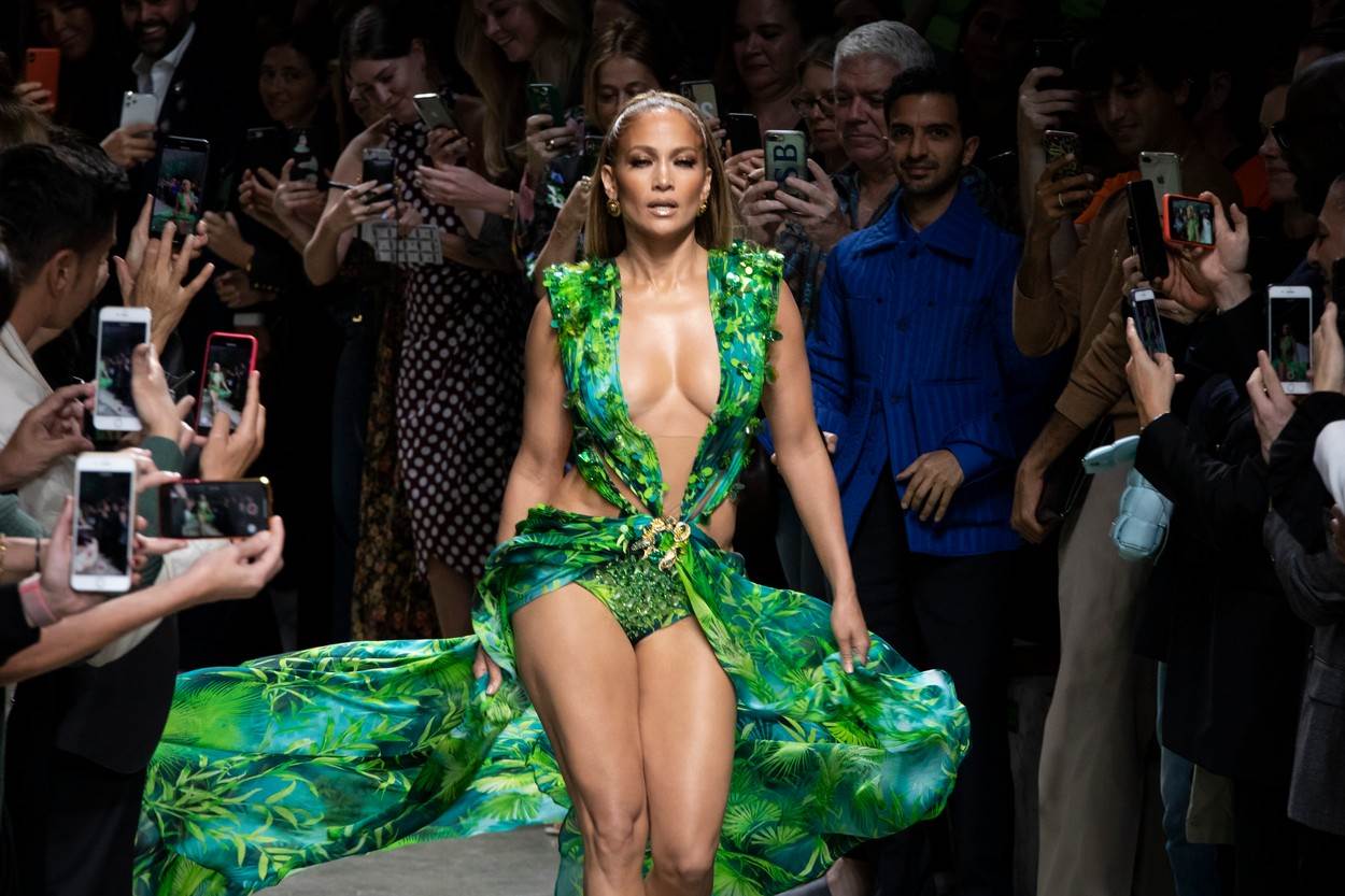 Jennifer Lopez 2019. na Tjednu mode u Milanu nosila je moderniju verziju Versace haljine