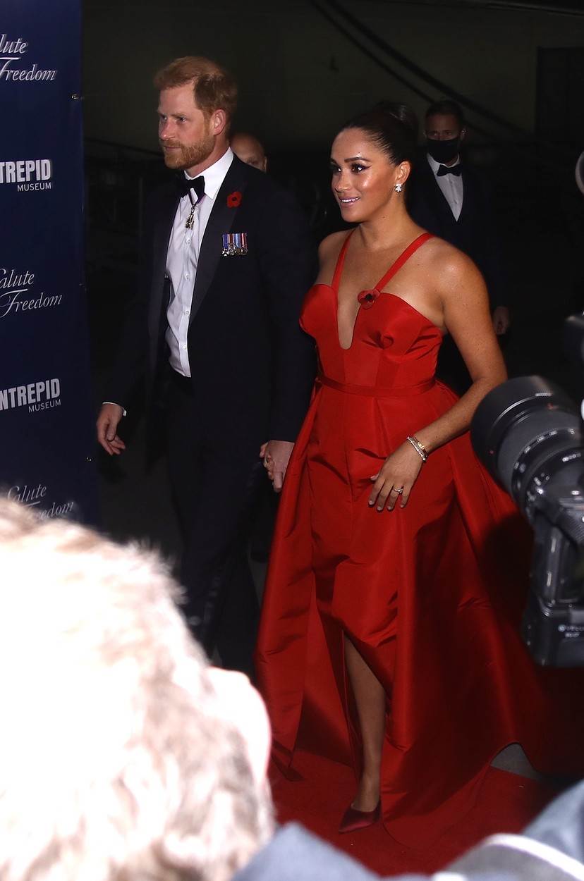 Meghan Markle u crvenoj haljini s dubokim dekolteom