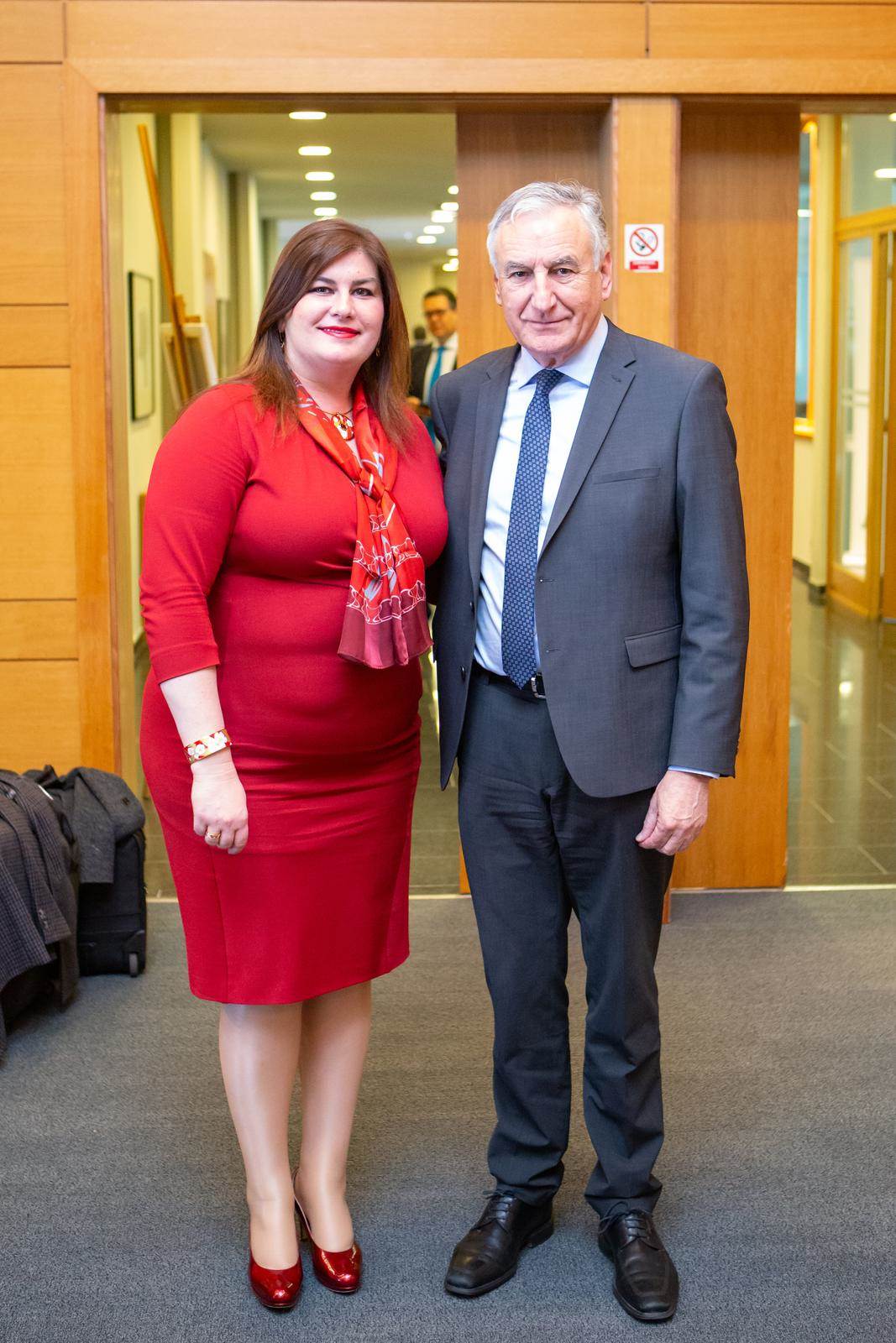 Gabrijela Žalac u crvenoj haljini