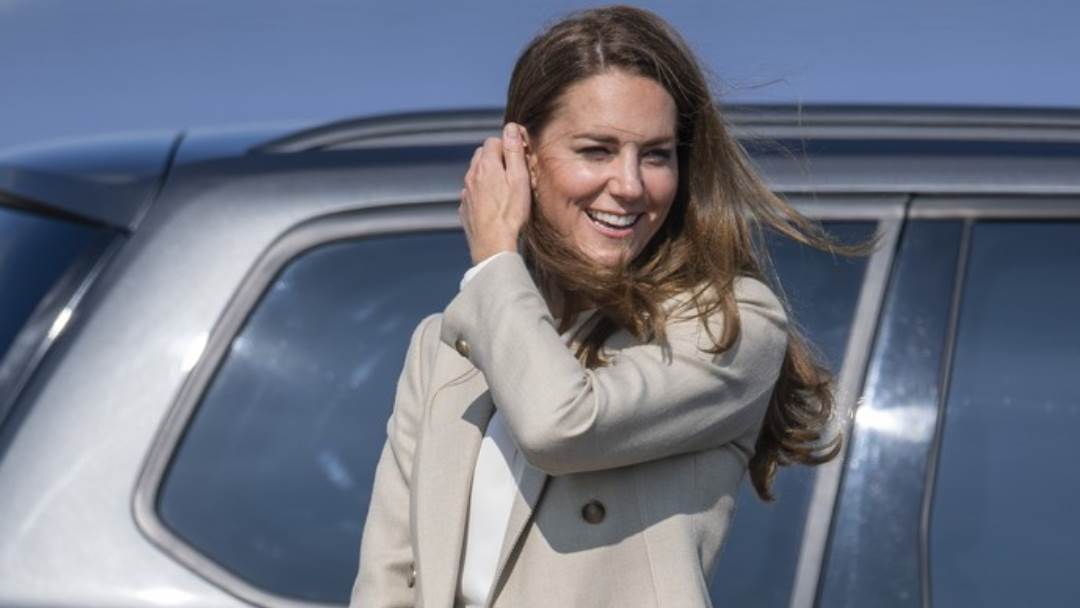 Kate Middleton u blejzeru brenda Reiss.