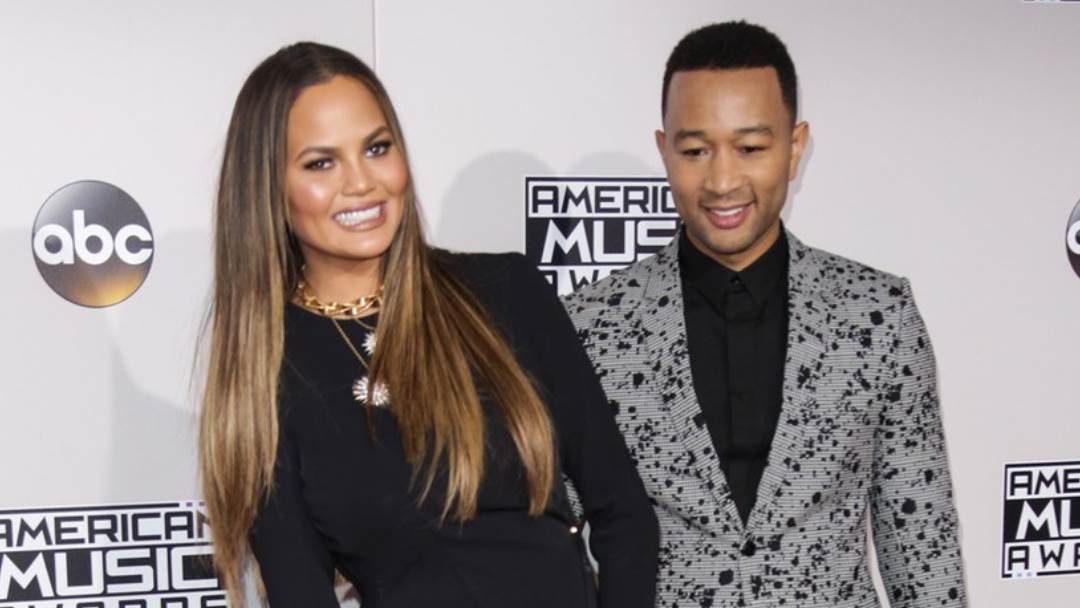 Chrissy Teigen pokazala previše u riskantnoj haljini s prorezima.