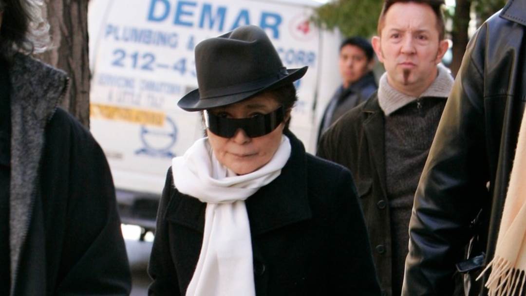 Yoko Ono sa šeširom