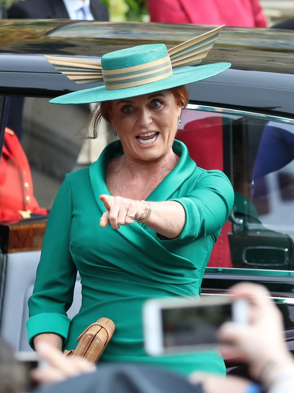 Sarah Ferguson veselo pozira