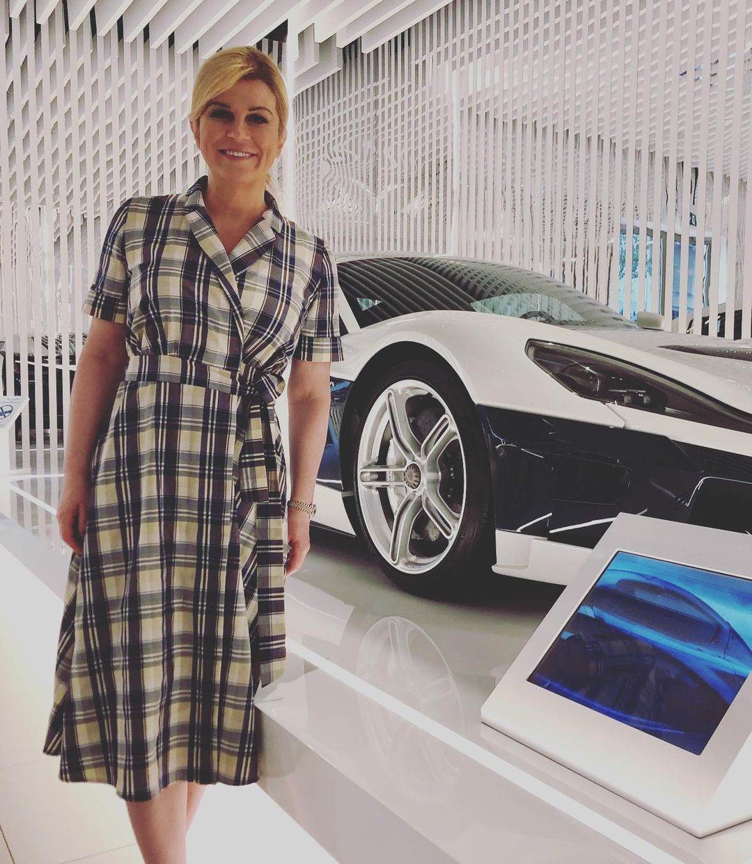 Kolinda Grabar Kitarović u Dubaiju pozira ispred Rimčeve Nevere