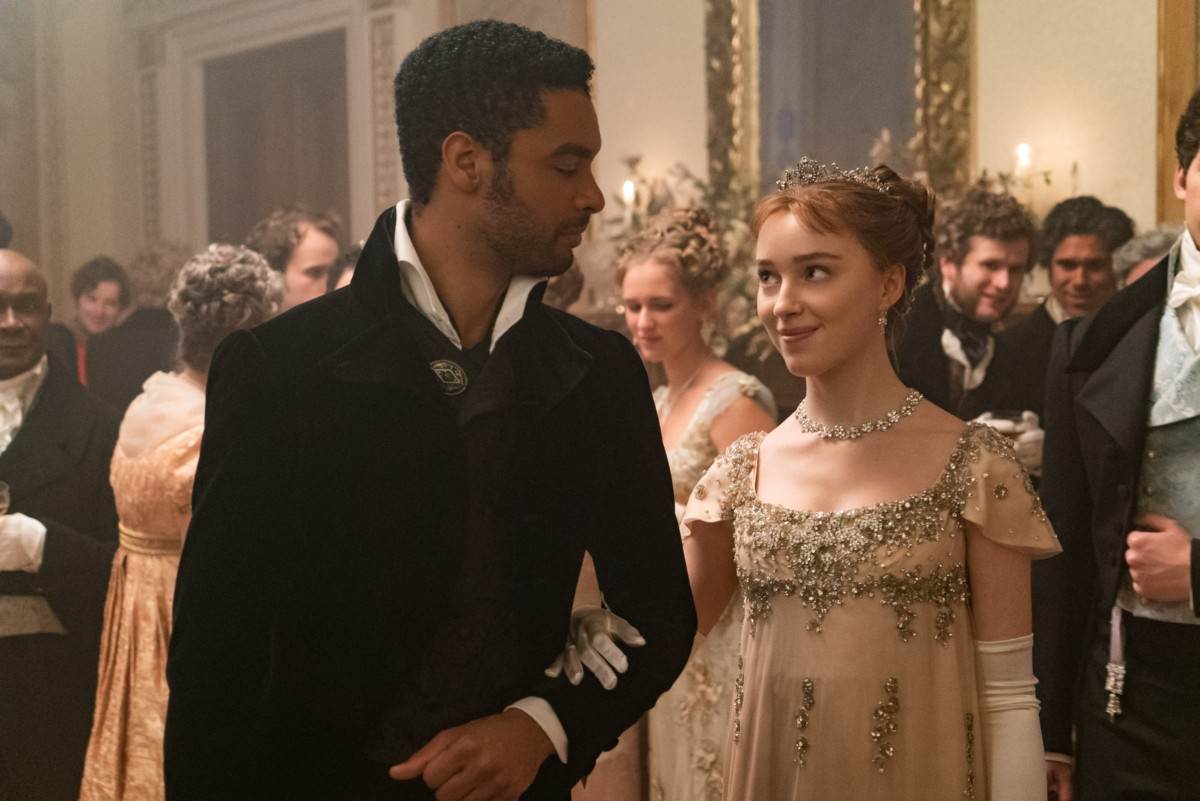 netflix-bridgerton-rege-jean-page-savrseni-outfiti-za-mladozenju