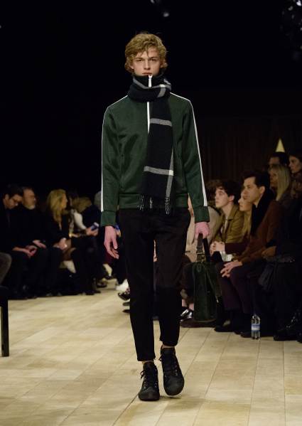 luksuz-sportski-glamur-i-retro-paleta-boja-glavni-aduti-burberry-muske-kolekcije-za-jesen-2016