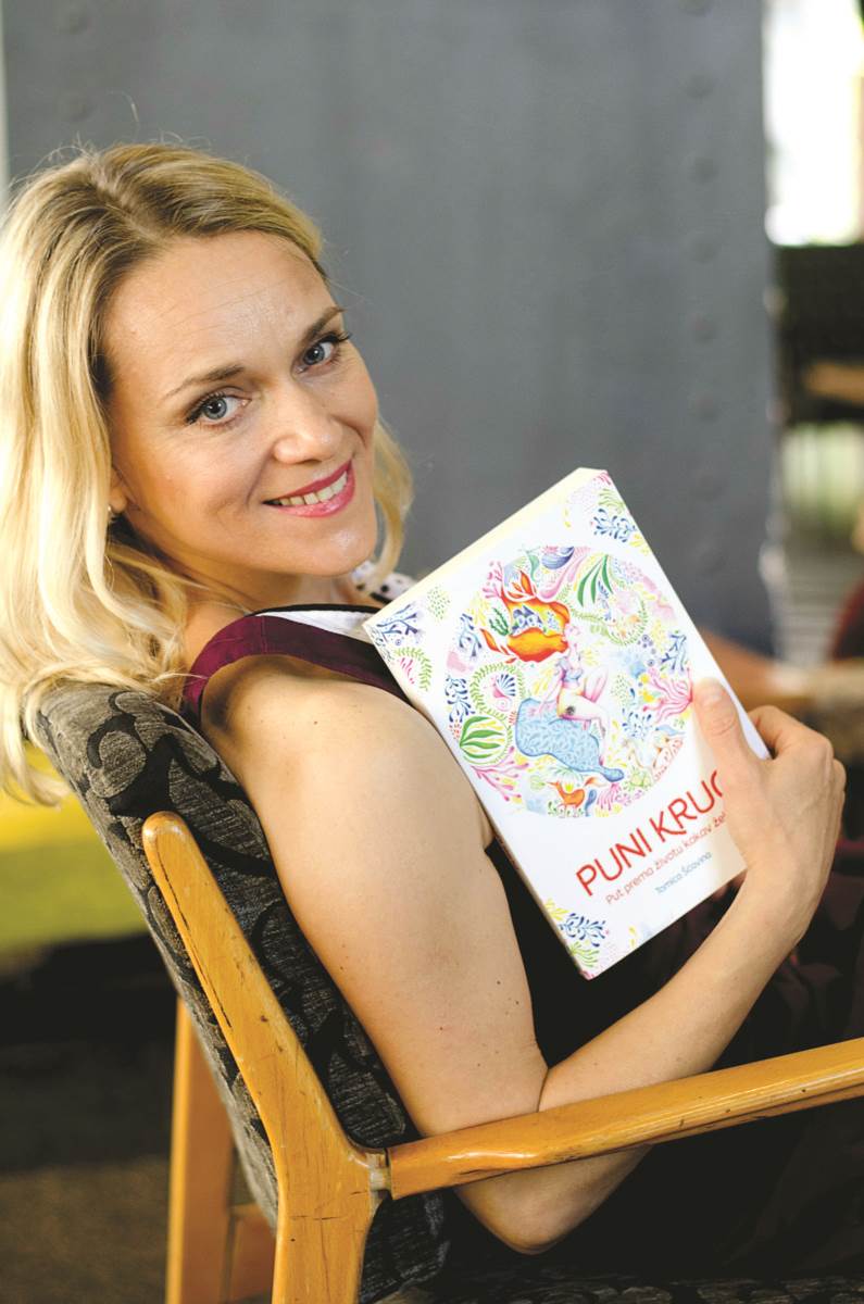 sensa-i-tomica-scavina-daruju-knjigu-puni-krug-tomice-scavine-koja-objedinjuje-njezine-najbolje-kolumne-objavljene-u-magazinu-sensa