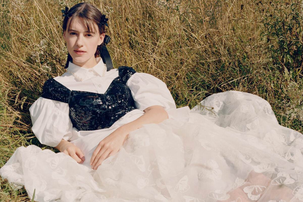 simone-rocha-x-hm-modna-je-definicija-cottagecore-stila