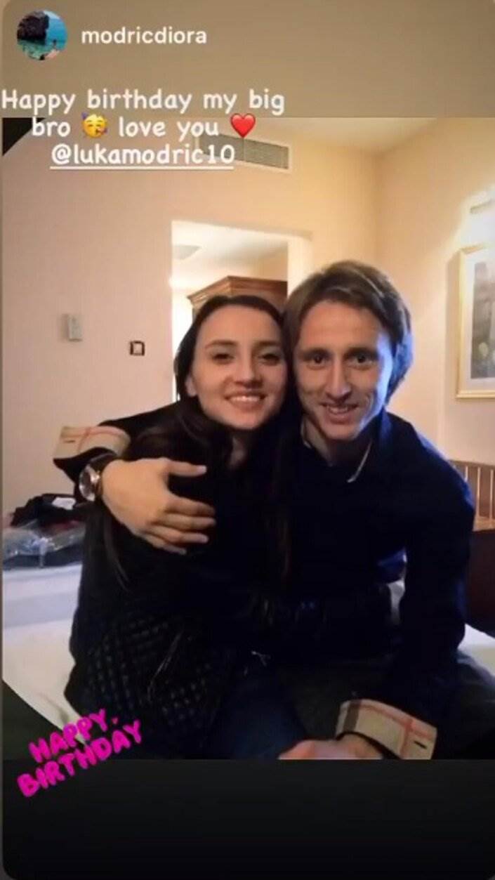 Luka Modrić i Diora Modrić poziraju zagrljeni na fotografiji