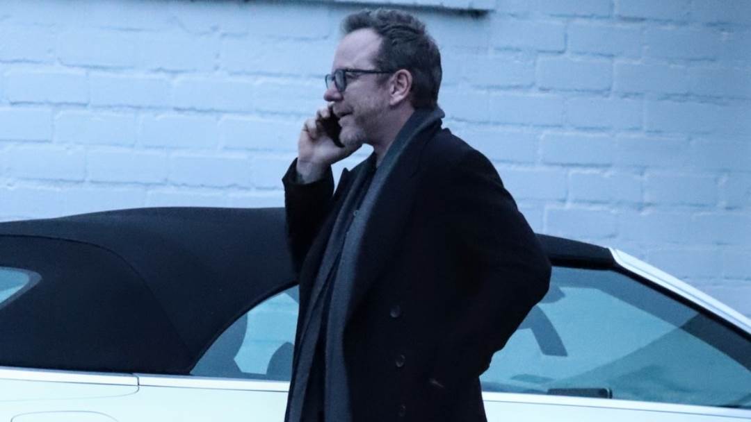 Kiefer Sutherland priča na mobitel