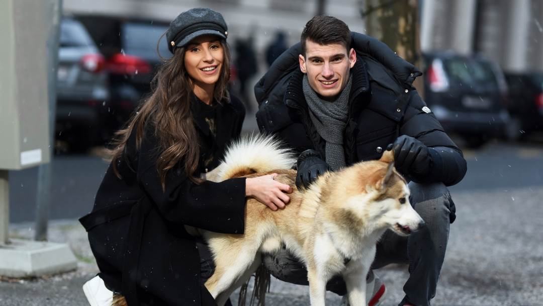 Helena Matić i Dominik Livaković sa psom Cruzom.