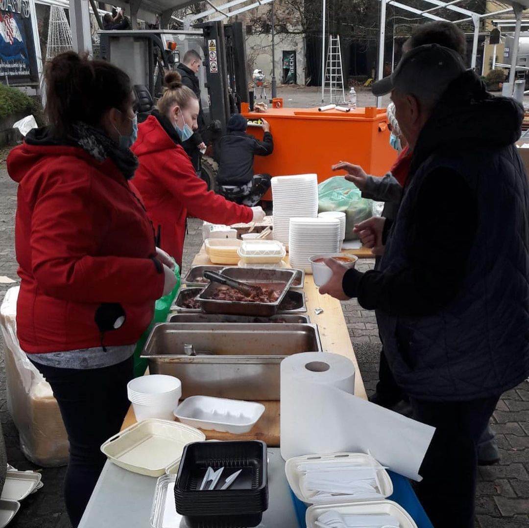 Catering tim Lisak dijelio je hranu u razrušenoj Petrinji.