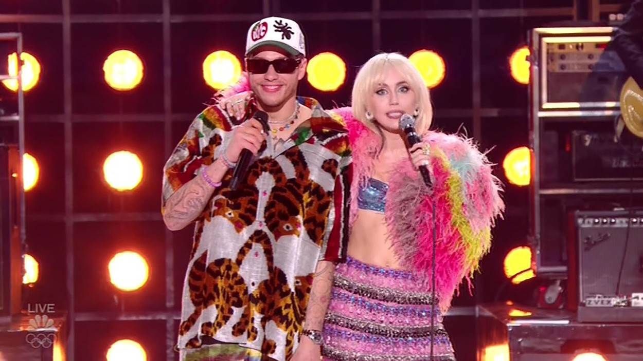 Miley Cyrus i Pete Davidson zajedno nastupaju u emisiji 'The Tonight Show'