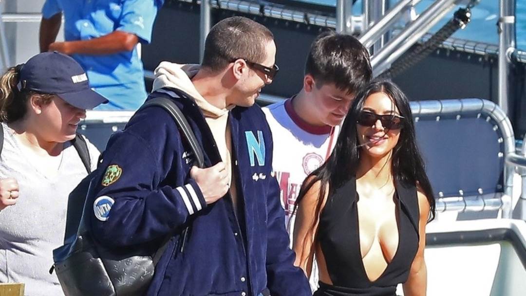 Kim Kardashian u vezi je s komičarem Peteom Davidsonom