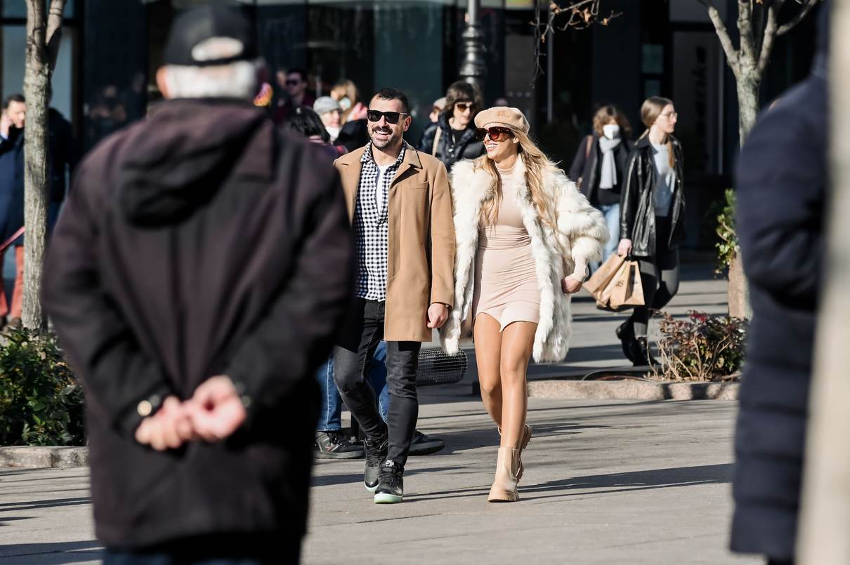 Ona je nosila nude kombinaciju neutralnih tonova, a on je bio street style casual obučen. Pažnju su plijenile njezine gole noge.