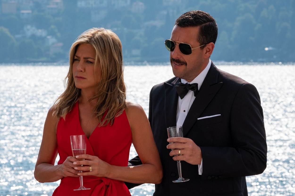 Jennifer Aniston i Adam Sandler u sceni iz Netflixovog filma iz 2019. godine