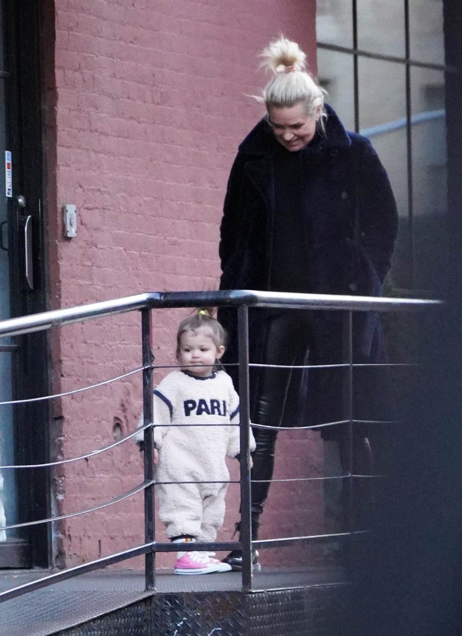 Yolanda Hadid u igri s kćerkicom Khai