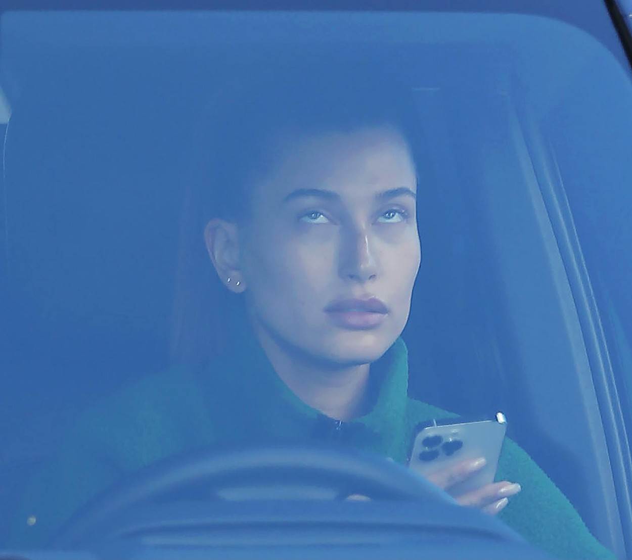 Hailey Bieber prevrće očima dok u ruci drži mobitel