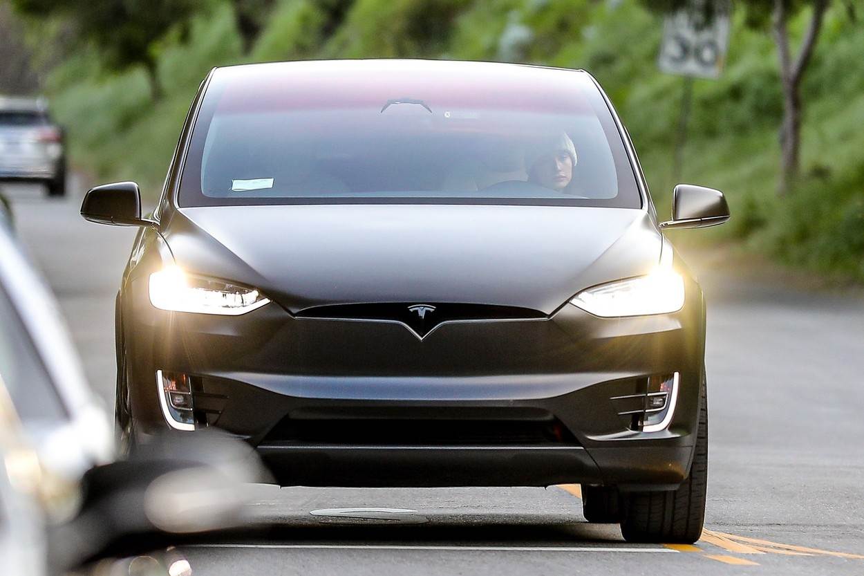 Hailey Bieber u Tesla Model X automobilu na povratku iz bolnice