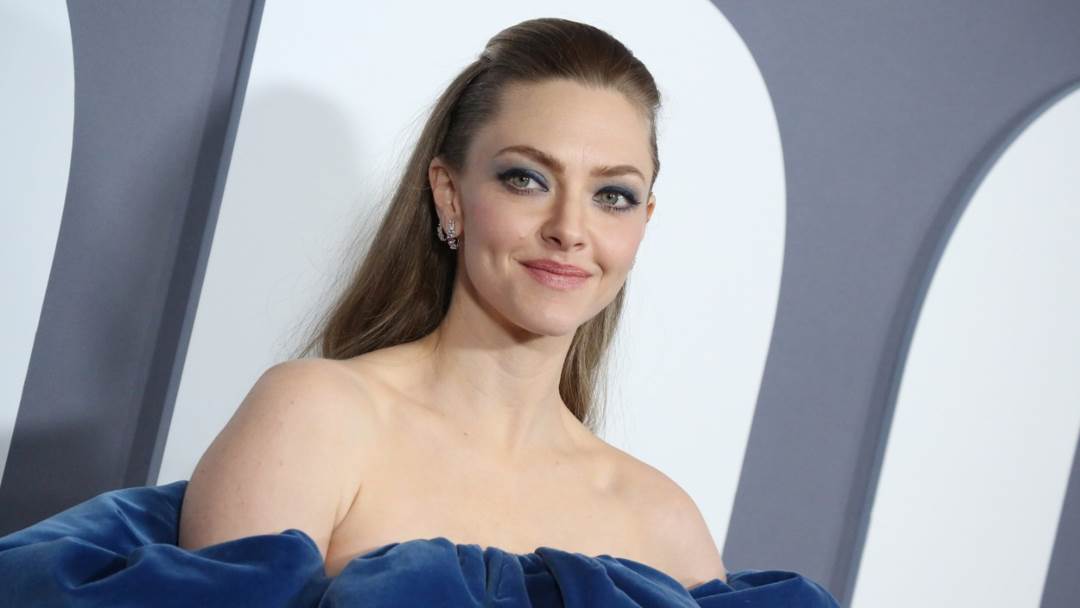 Amanda Seyfried pojavila se na premijeri svog novog filma 'The Dropout' u baršunastoj haljini