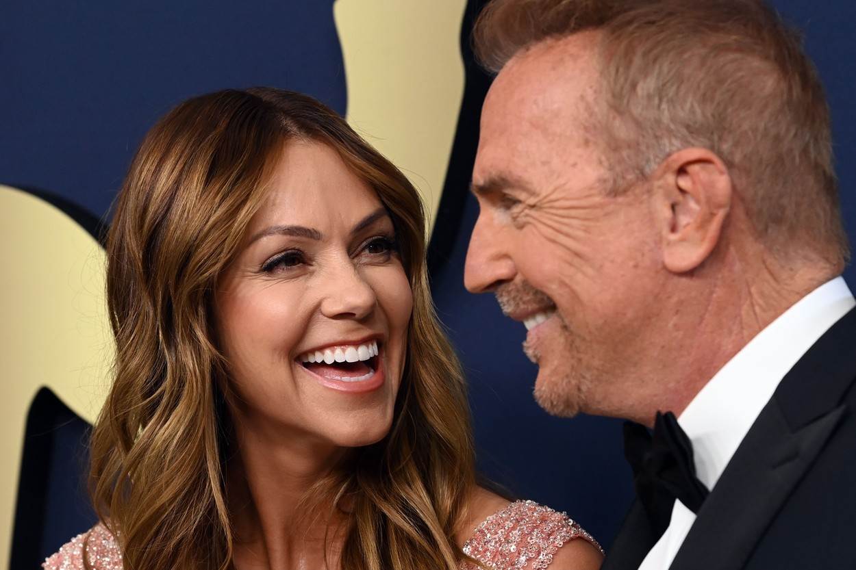 Kevin Costner i Christine Baumgartner izgledali su zaljubljeno