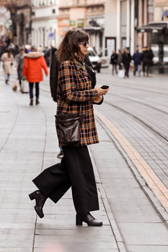 Vintage djevojka na špici u stylish kaputu