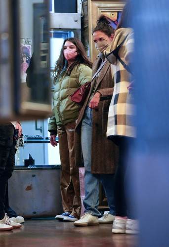 Suri Cruise živi s majkom Katie Holmes u New Yorku