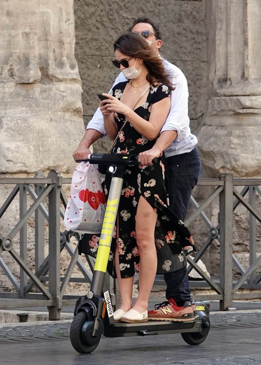 Dominic West i Lily James