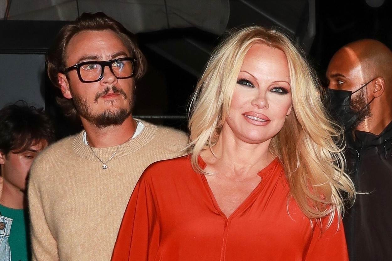 Pamela Anderson izašla je na večeru sa starijim sinom Brandonom Thomasom Leejem