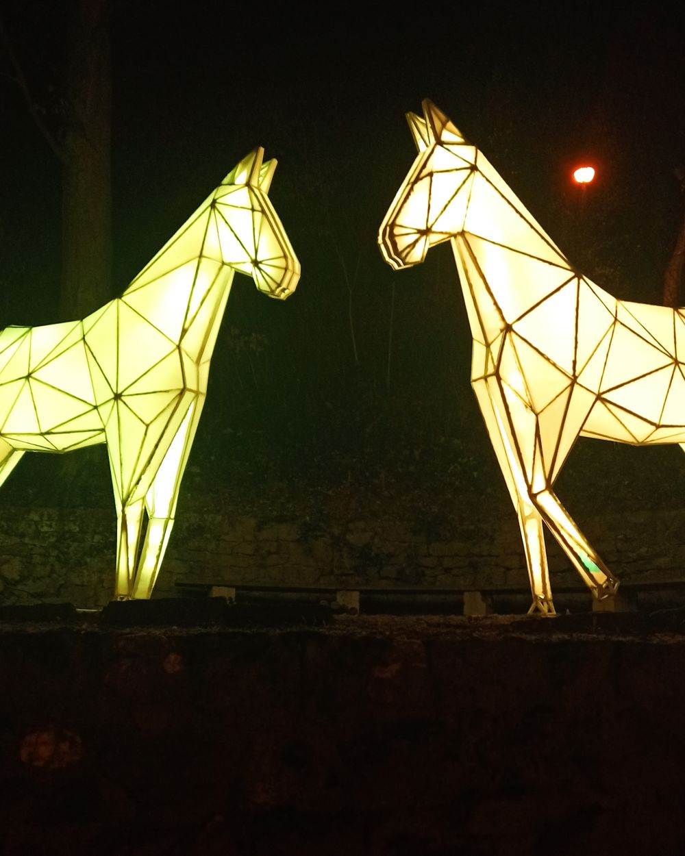 Lipicanci u park šumi Tuškanac u sklopu Festivala svjetla