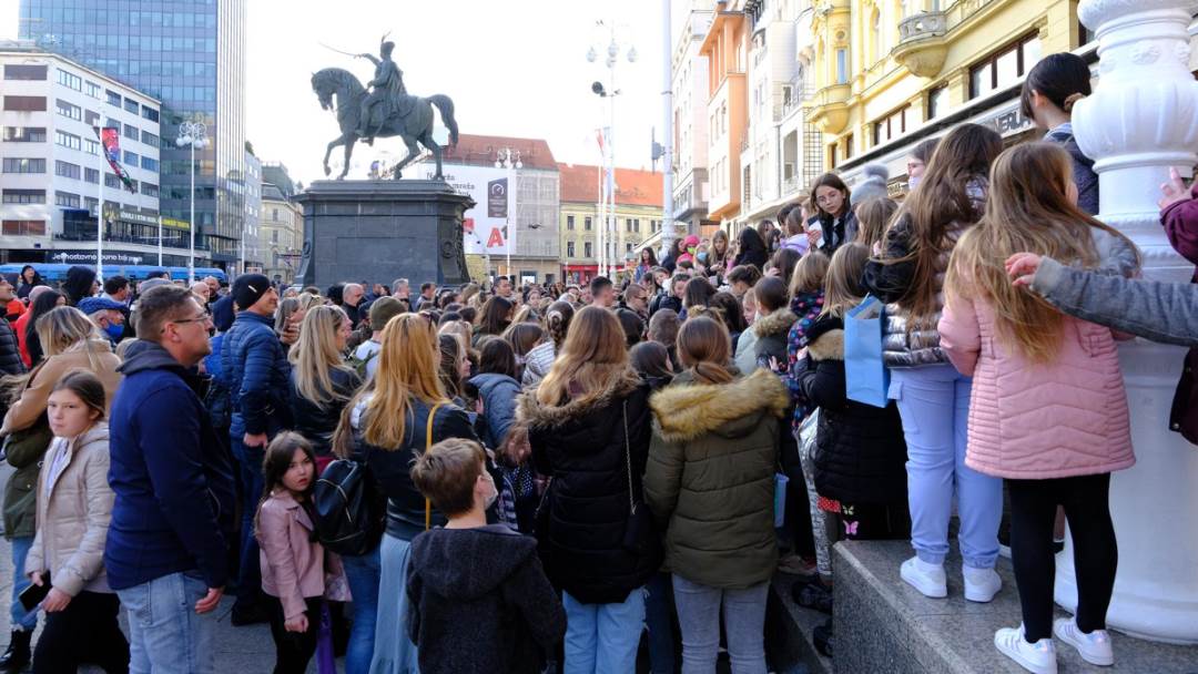 Influenceri Ismael Hadžić i Tamara Glavonjić održali su druženje na Trgu bana Josipa Jelačića