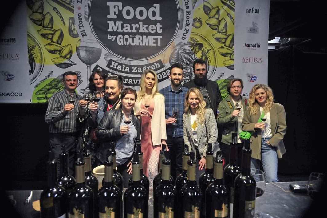 Kušanje vina na Food Marketu by StoryGourmet