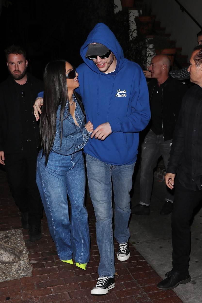 Kim Kardashian i Pete Davidson uhvaćeni su u romantičnom zagrljaju na izlasku iz restorana