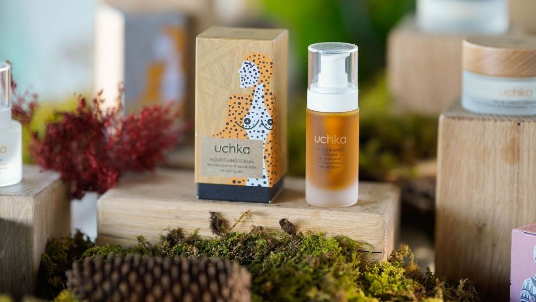 Uchka Nourishing Serum je luksuzna kombinacija devet hladno prešanih ulja obogaćenih s osam biljnih ekstrakata