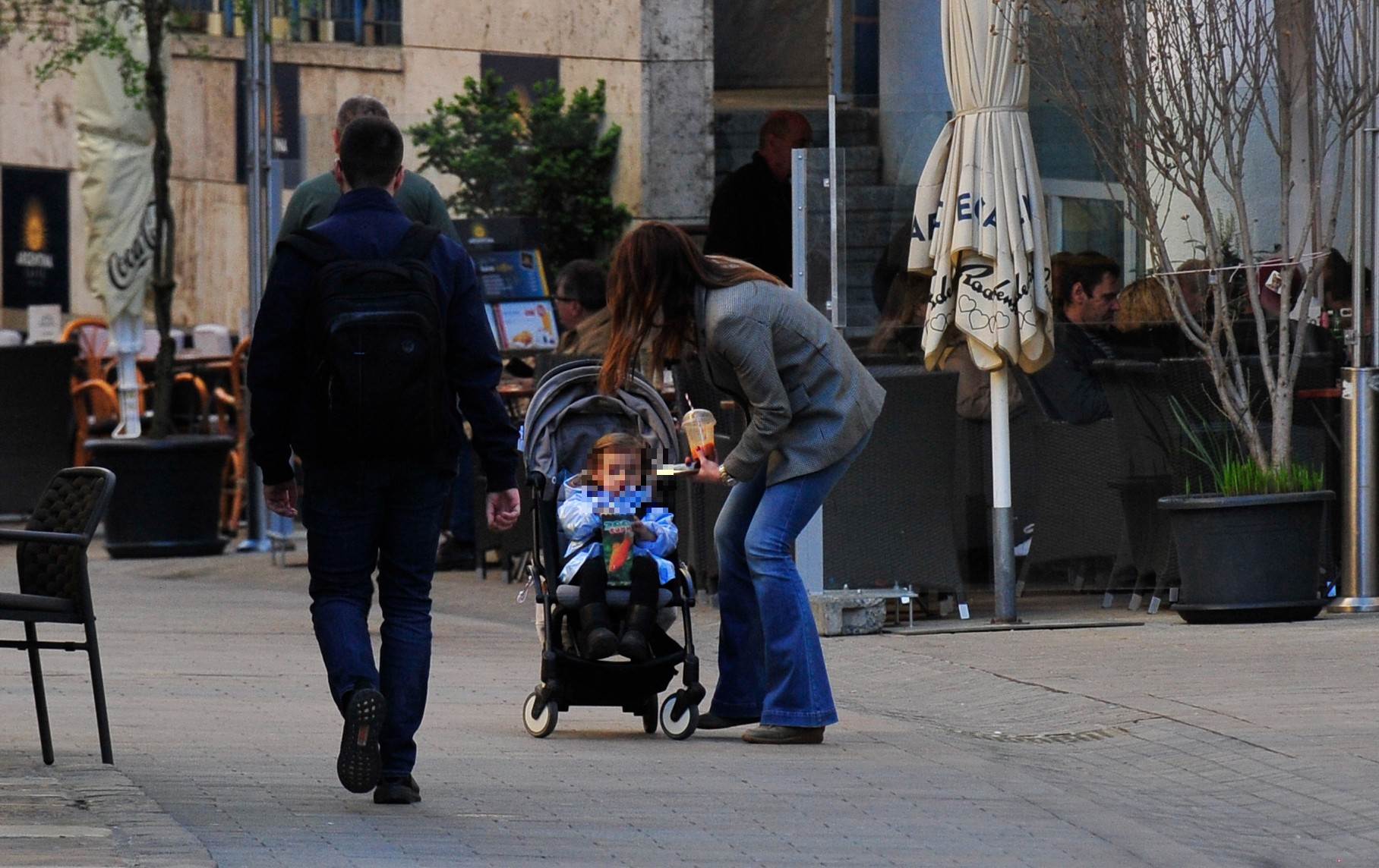 Iva Jerković u šetnji s kćerkicom