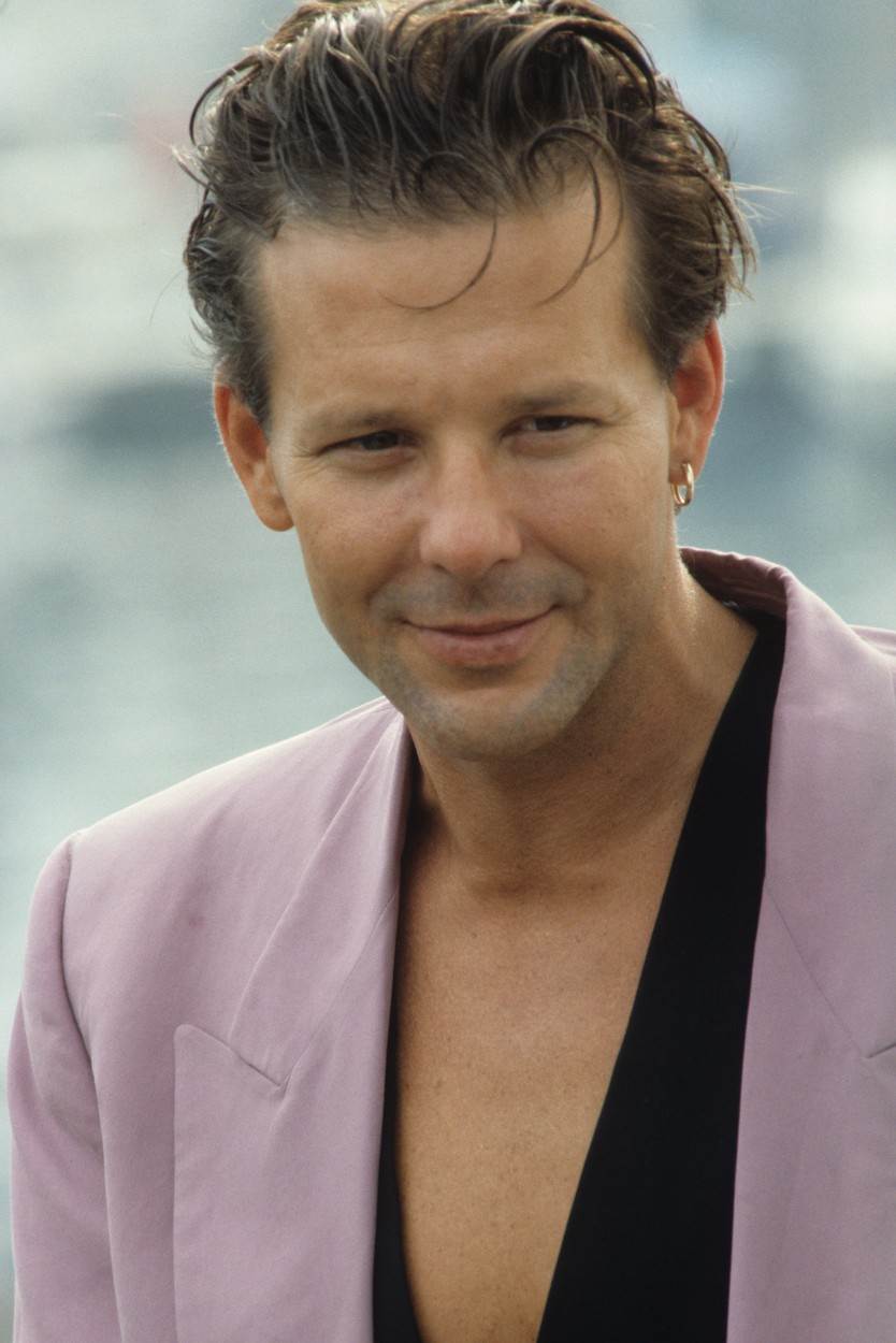 Mickey Rourke unakazio je svoje lice plastičnim operacijama.