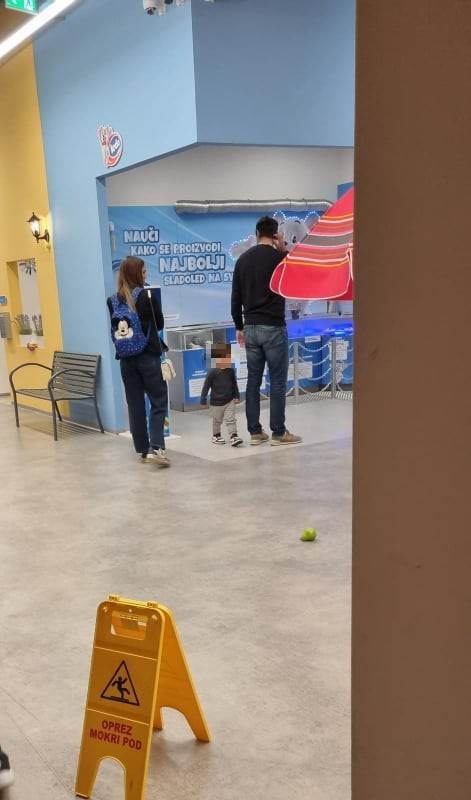 Franka Batelić i Vedran Ćorluka sa sinom Viktorom u igraonici